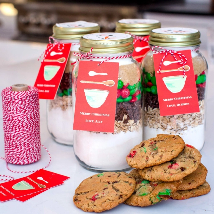 Best DIY teacher Christmas gifts: Personalized mason jar cookie mix