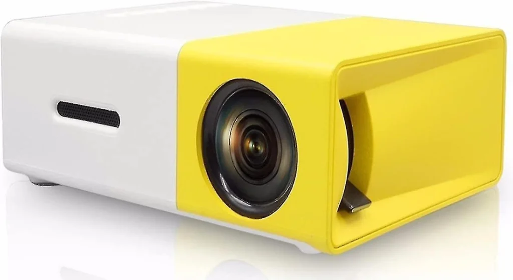 Cool gifts to give boyfriend for Christmas: Portable projector