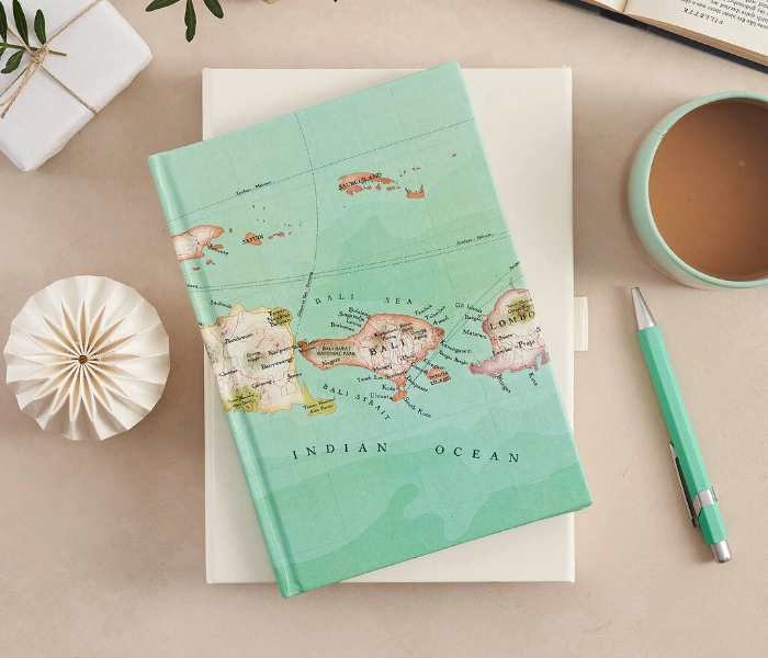 Best travel gifts for her for Christmas: Travel journal with built-in map