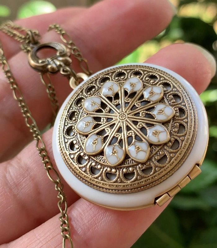 Best jewelry gifts for her for Christmas: Vintage-inspired locket