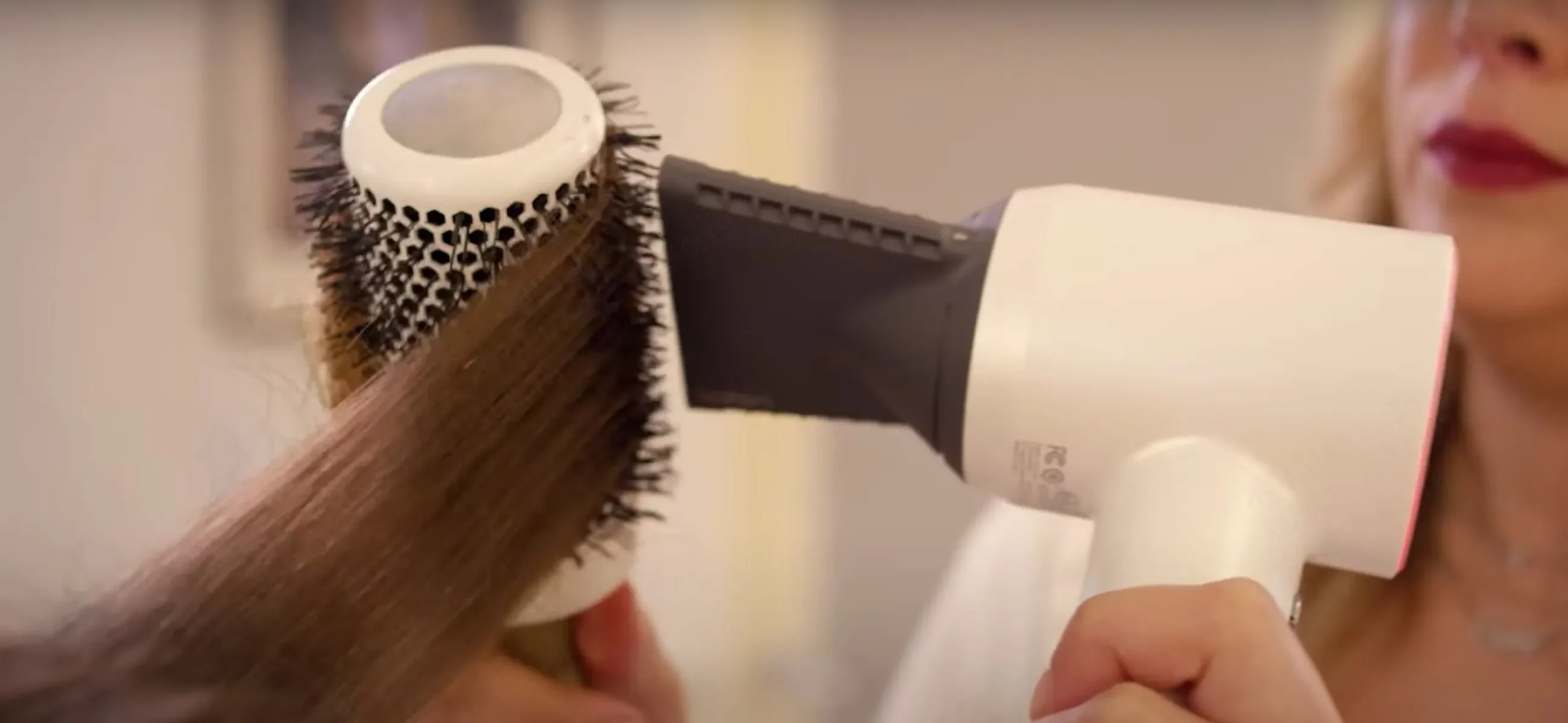 Anleitung zum Haarstyling mit einem Föhn