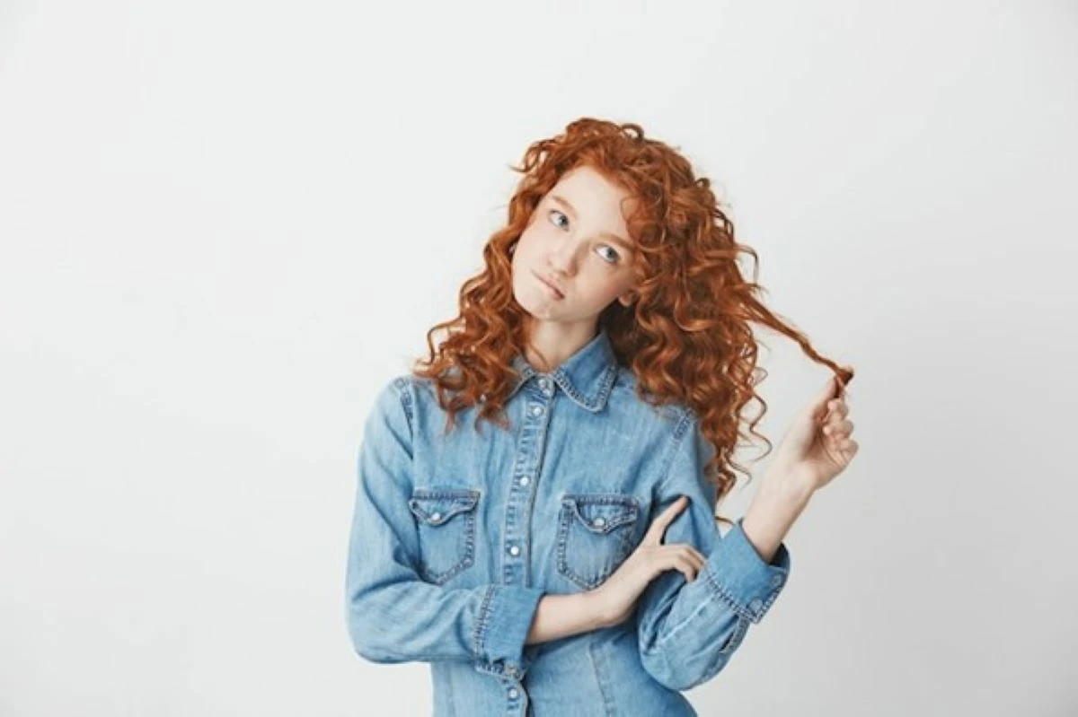 Wahl zwischen Styling-Locken und Naturlocken