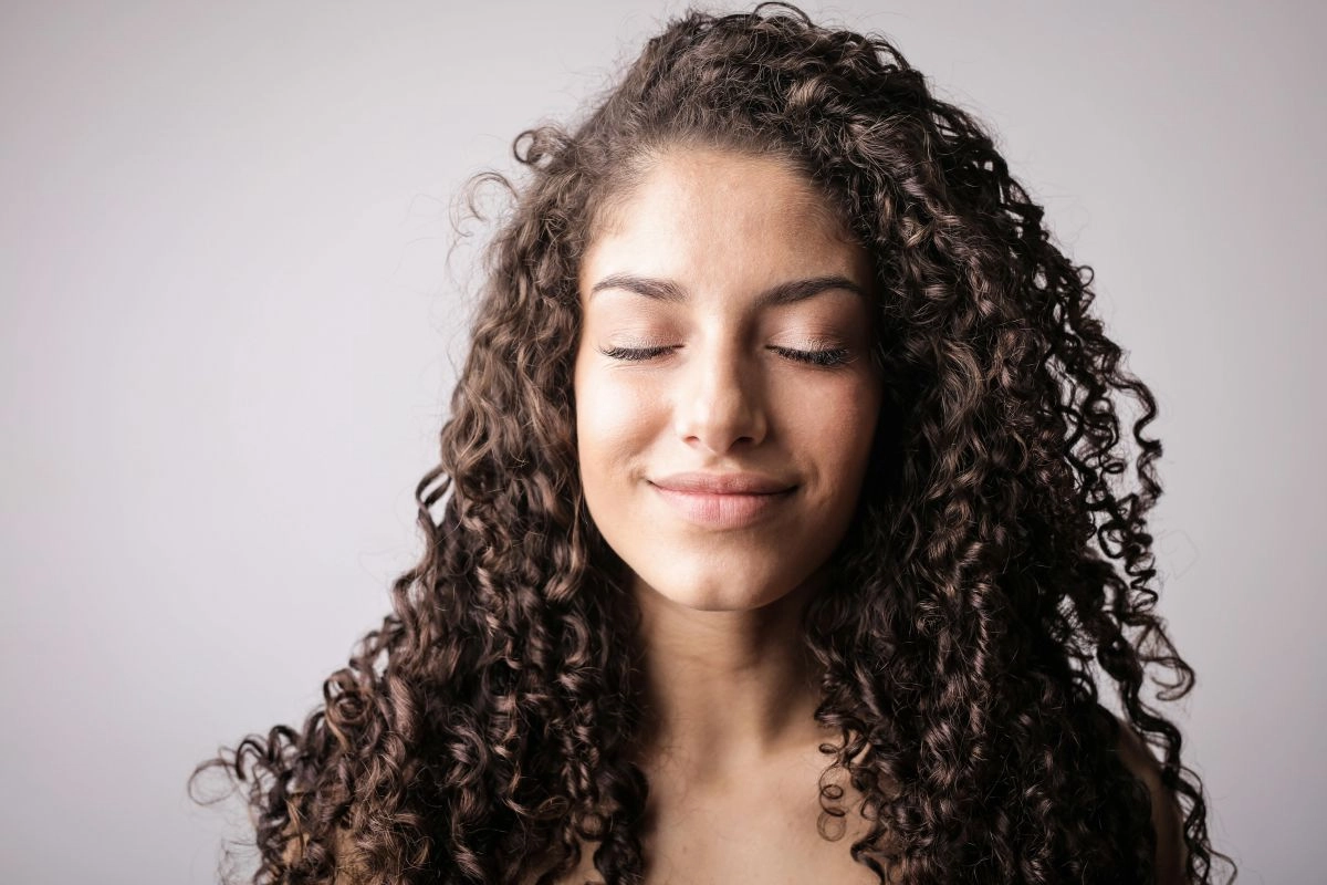 Frau mit voluminösen Locken