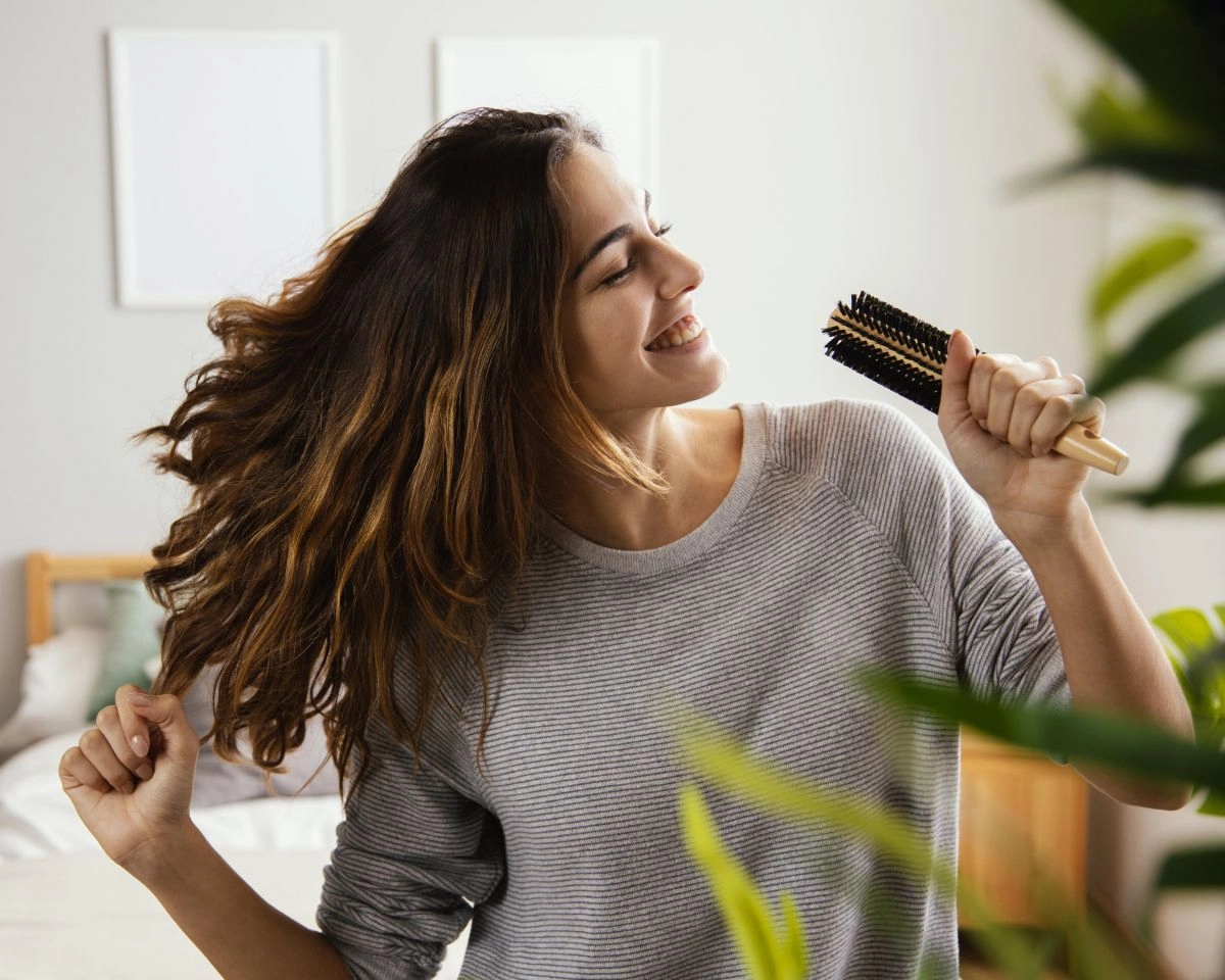 Frau kämmt Locken