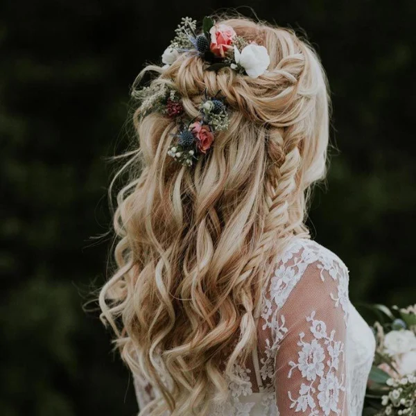 Coiffures de mariage bohèmes : Tresses, couronnes de fleurs, ondulations