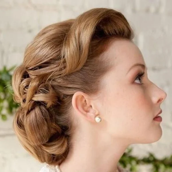 Coiffures de mariage vintage : Victory rolls, chignons banane, vagues rétro