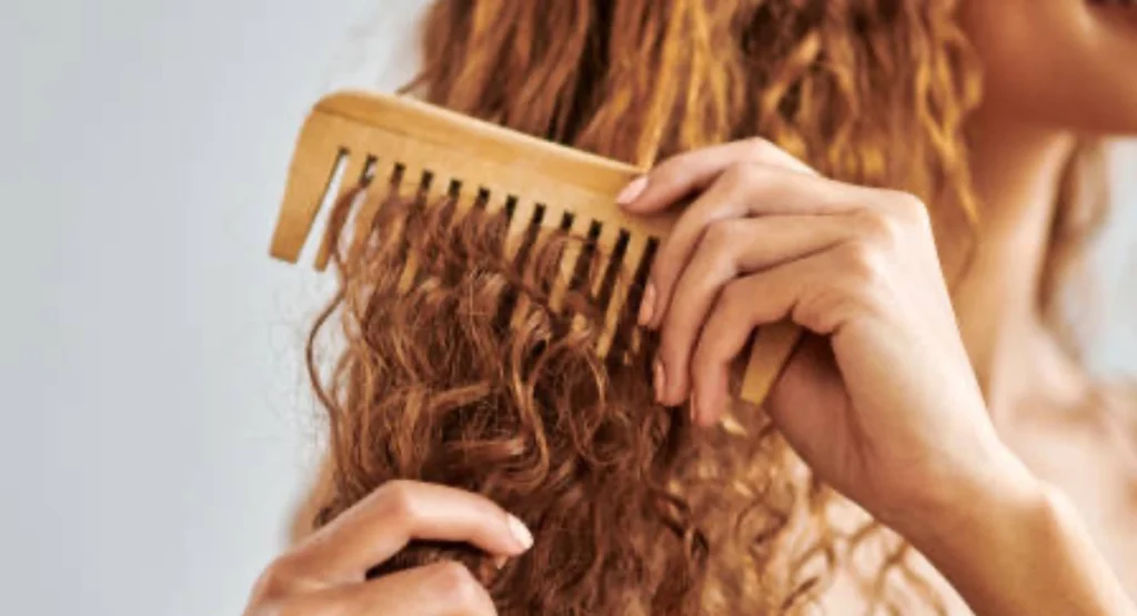 Démêler en douceur avec un peigne à dents larges