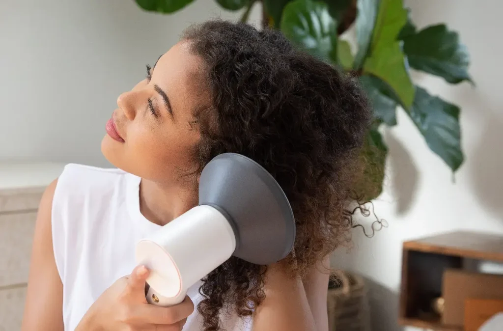 Séchez les cheveux à l'envers | Sèche-cheveux avec diffuseur