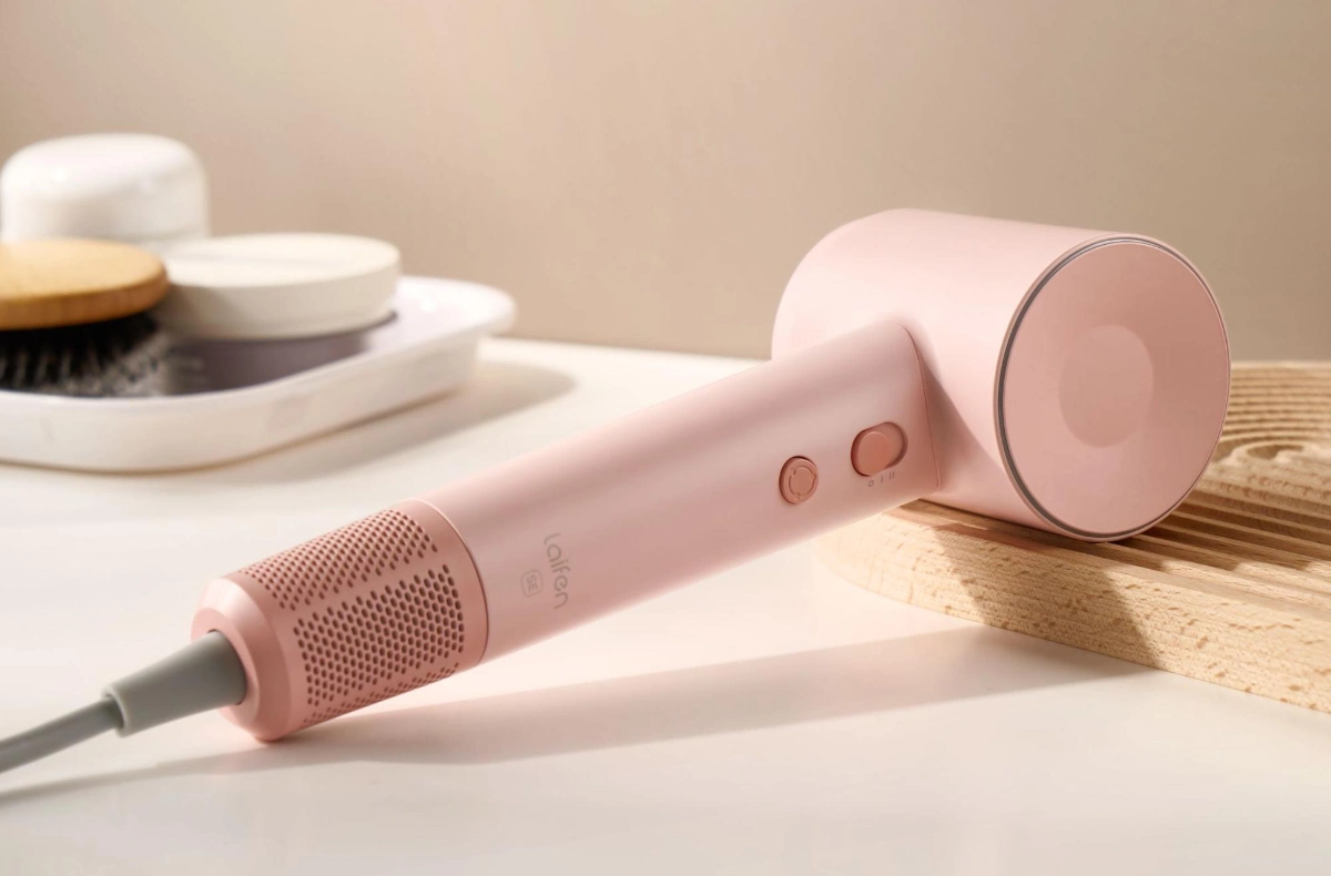 If you want to dry your hair quickly, we recommend Laifen's SE hair dryer!