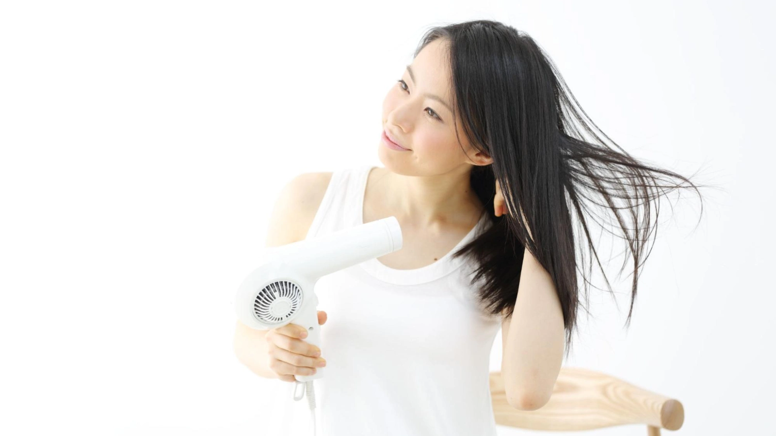 How to use a hair dryer to make flat hair fluffy