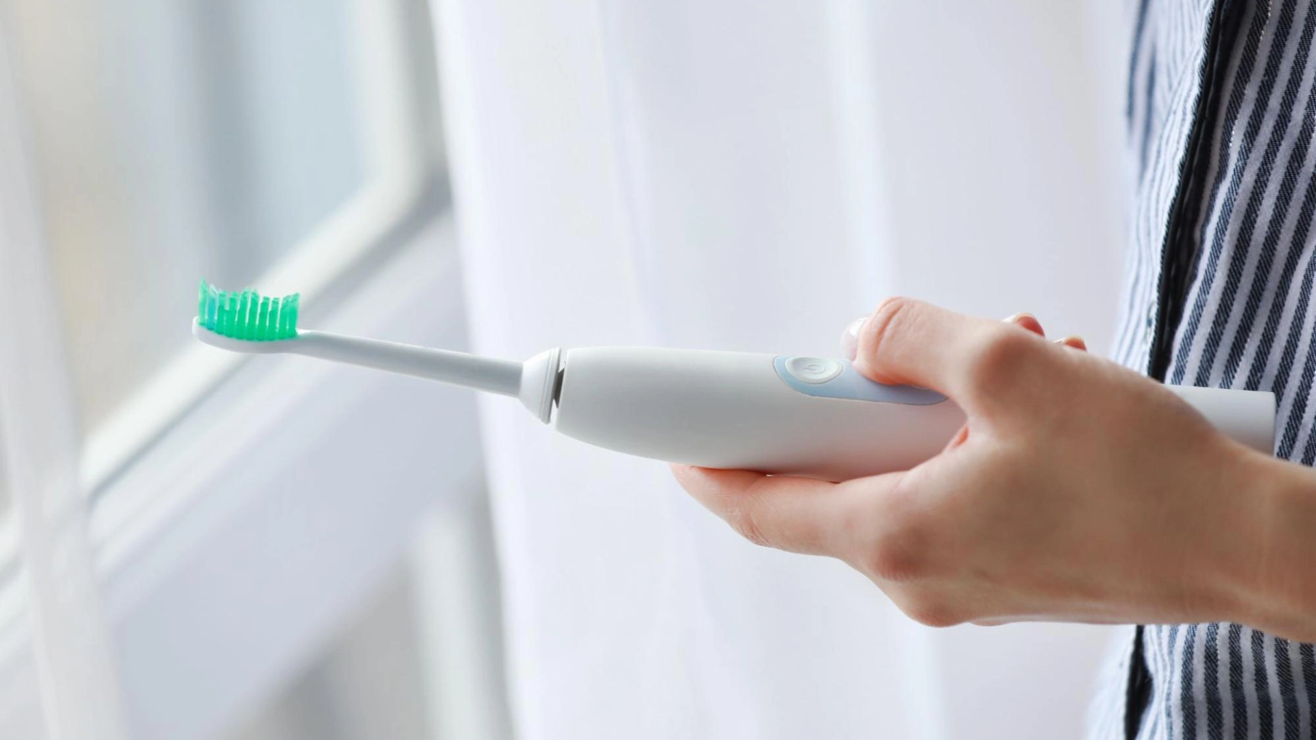 a-must-see-for-those-who-don-t-feel-like-brushing-with-an-electric-toothbrush