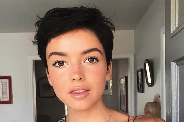 Short pixie hairstyle for round face