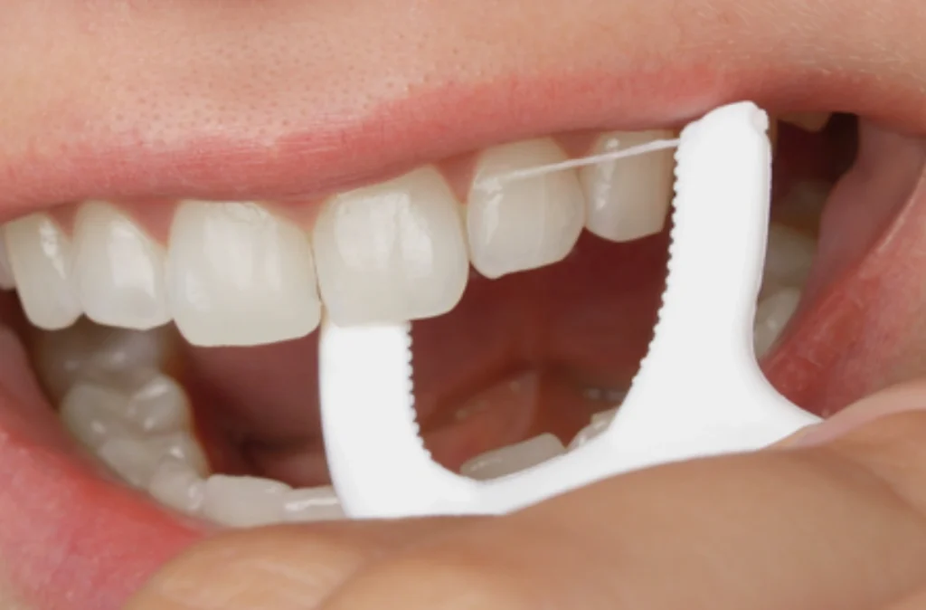 Form a "C" shape - How to use dental floss correctly - Step 3