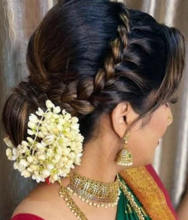 Gajra bun: Hairstyles for saree