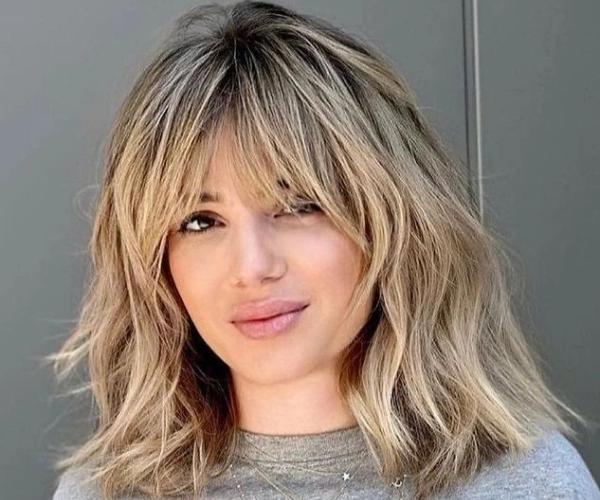 Side-swept bangs - One of the best shoulder-length haircuts