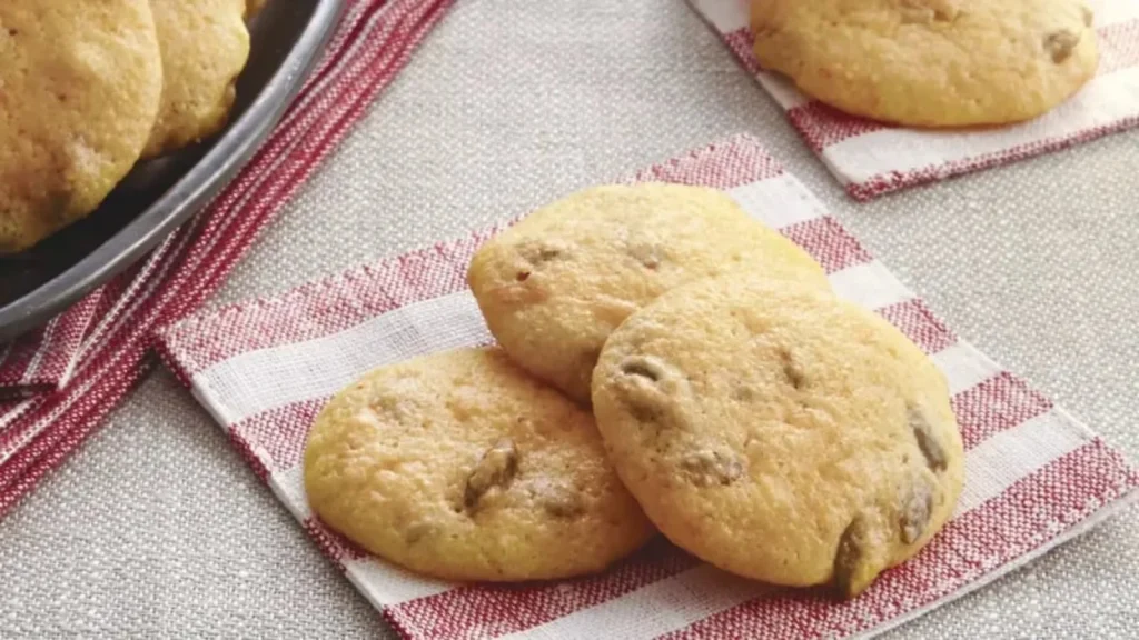 Homemade pumpkin seed cookies or brownies | DIY Halloween gift bag