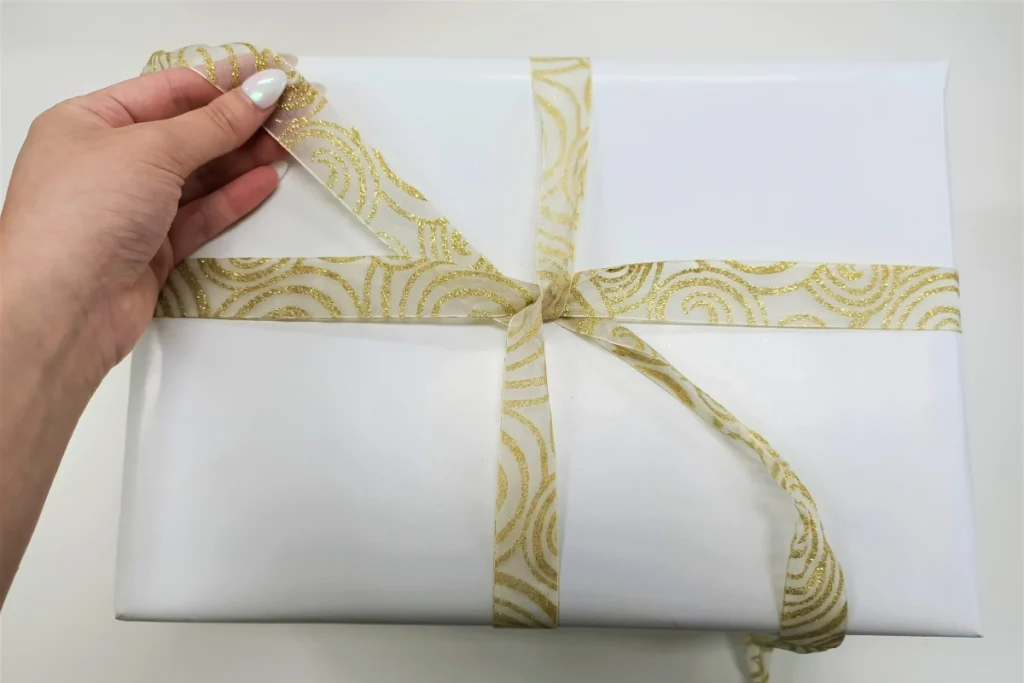 Add the ribbon | Wrap Christmas gifts