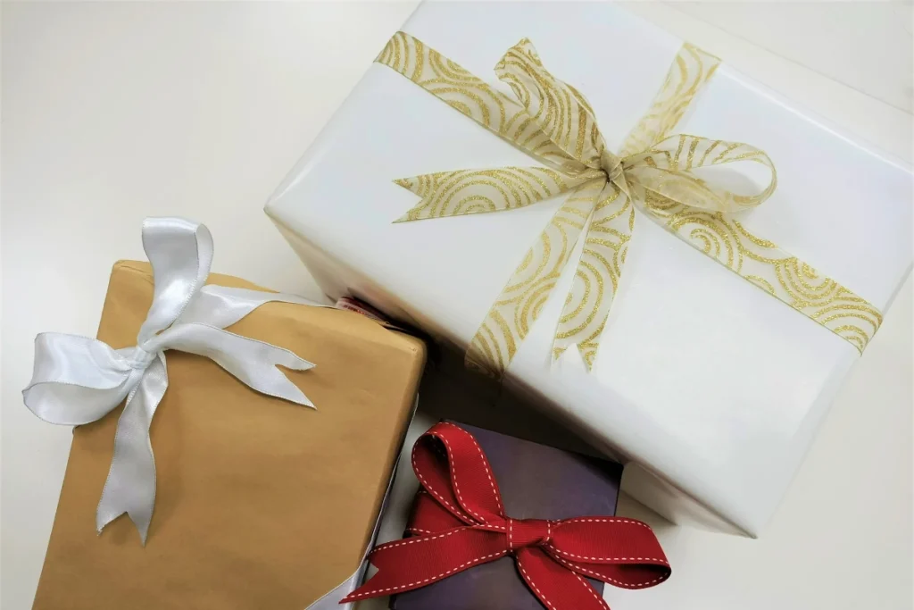 Tag it up | Wrap Christmas gifts