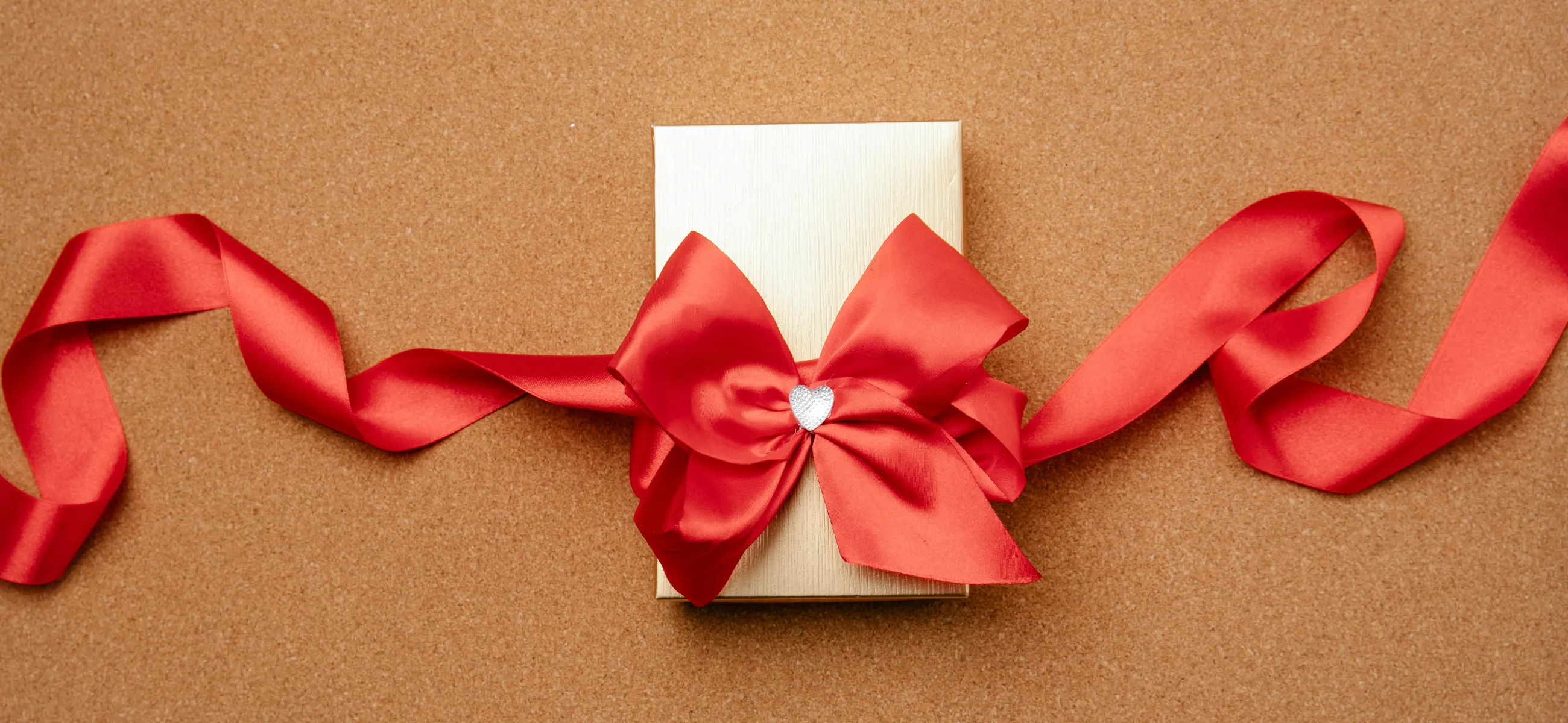 An easy, step-by-step guide to wrap Christmas gifts